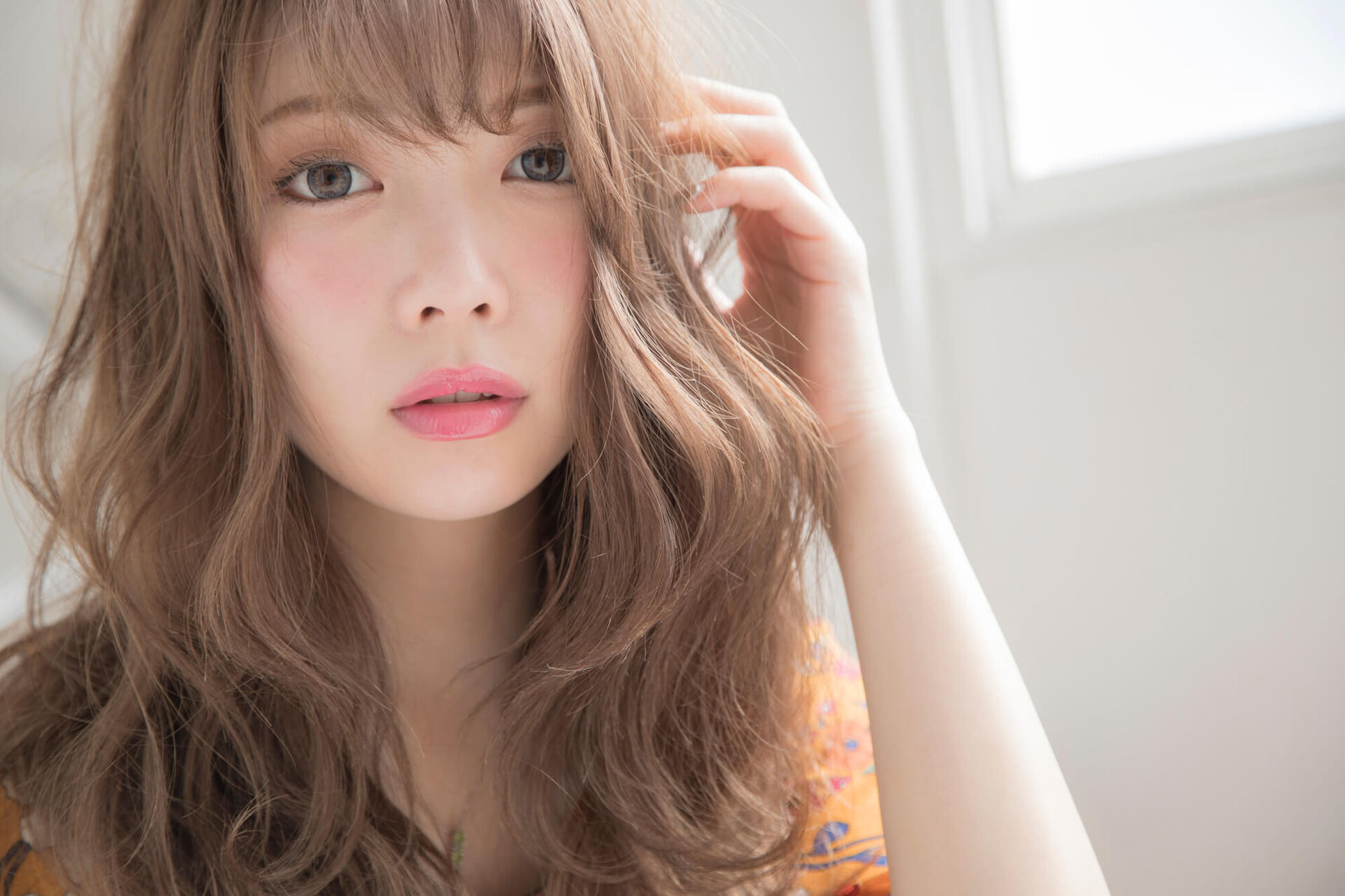 淡いカラーの女性